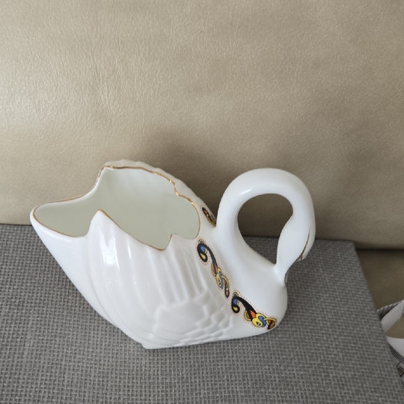 Royal Tara Ireland White Swan Fine Bone China Vase with Gold Accents Handmade - Picture 9 of 11